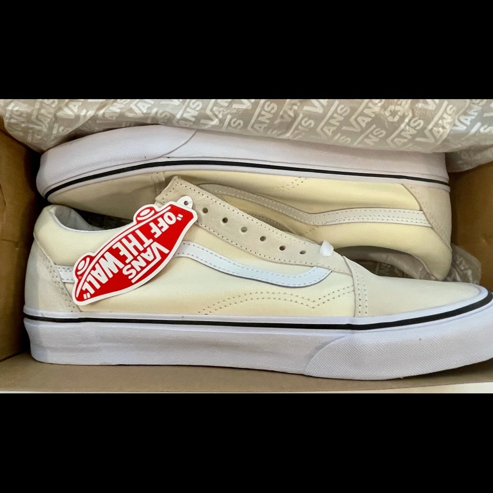 **BRAND NEW** MEN’S Vans Old Skool Shoe, Size 11.5 in classic white/true white.